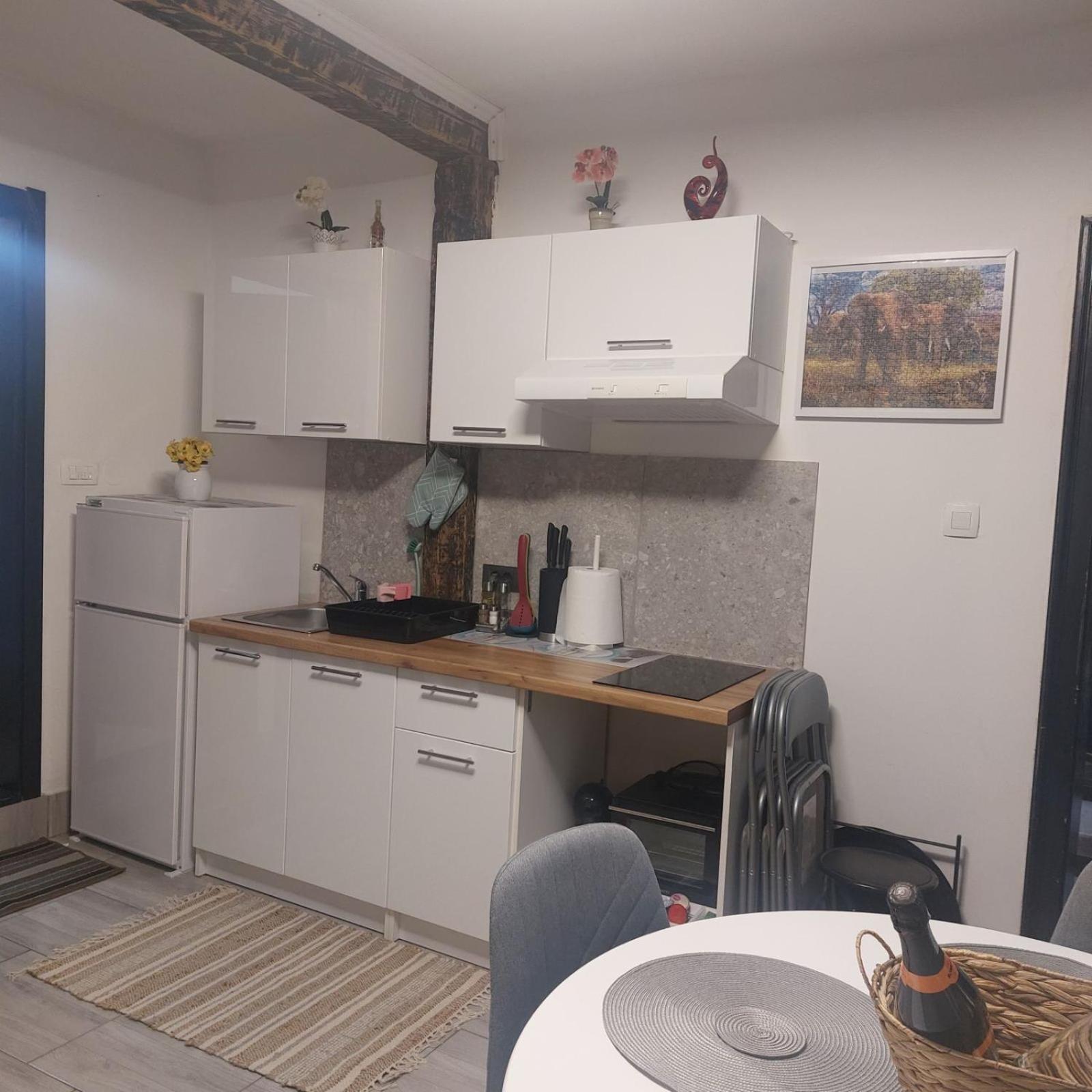 Apartma Romeo ไพราน ภายนอก รูปภาพ